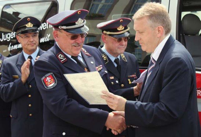 Landrat Patrik Lauer überreicht Bernd Lackas die Dankesurkunde