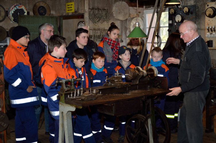 Der Leiter des Museums erklärt die Funktion der Drehbank