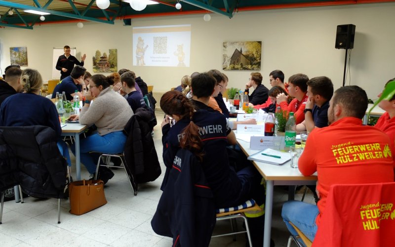 Der Fachbereichsleiter Öffentlichkeitsarbeit der Saarländischen Jugendfeuerwehr berichtet