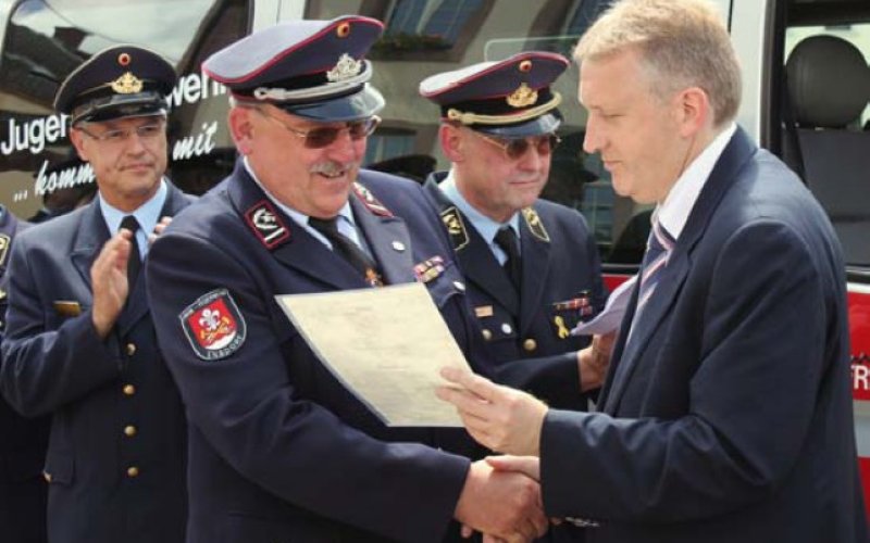 Landrat Patrik Lauer überreicht Bernd Lackas die Dankesurkunde