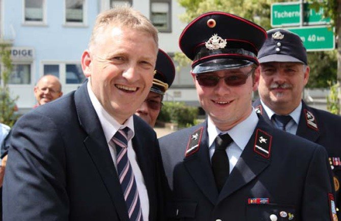 Landrat Patrik Lauer gratuliert Dominik Weber zur Amtsübernahme