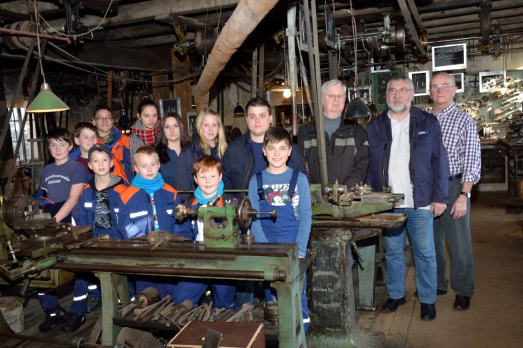 Die Jugendfeuerwehr in der feinmechanischen Werkstatt