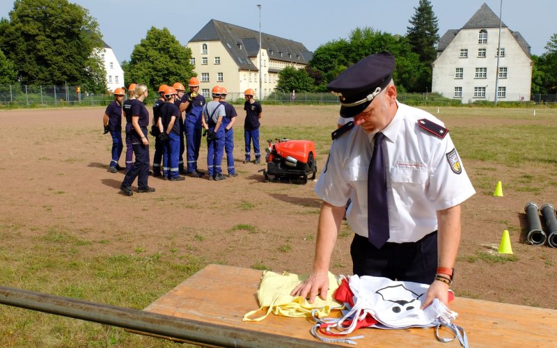 Die Westen mit den taktischen Zeichen werden bereit gemacht.